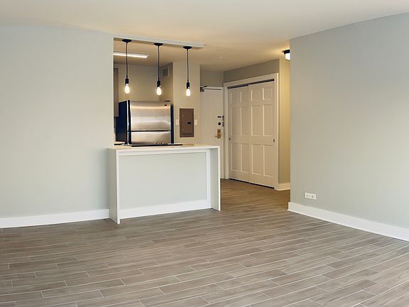 4th image of 3930 N Pine Grove Ave APT 1004