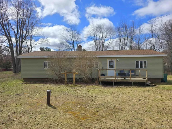 512 Meadowbrook Ln, Marquette, MI 49855
