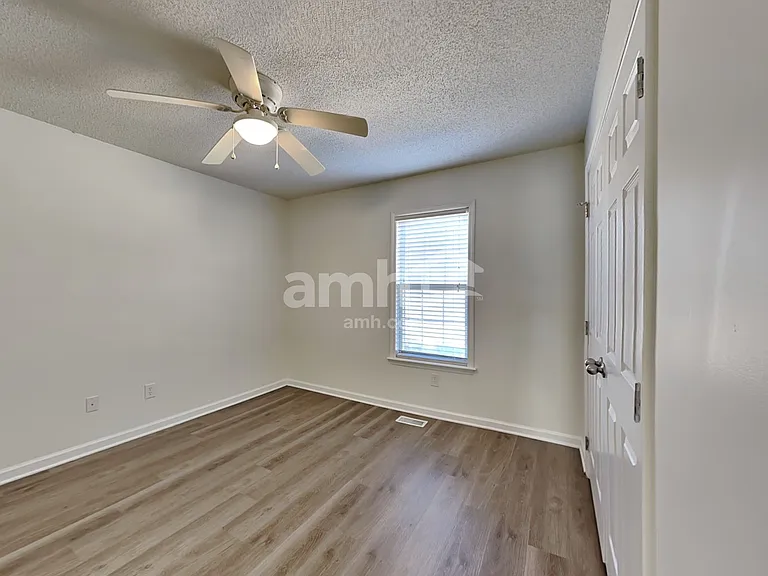 135 Kentucky Derby Dr — Photo 12