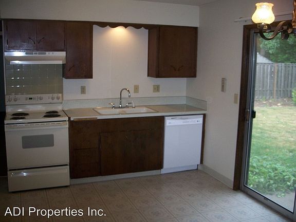 4th image of 744 SE 32nd Ave