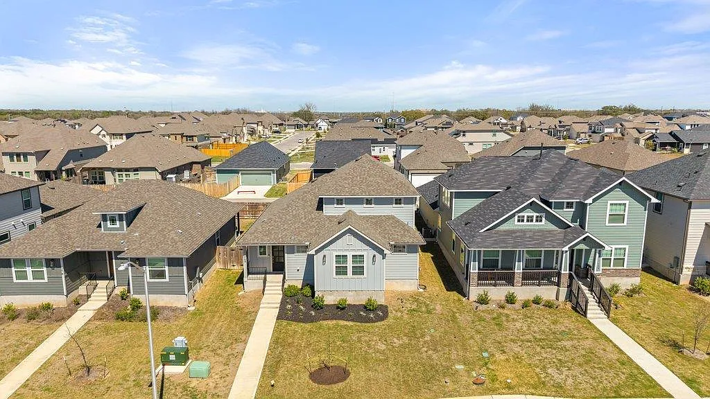 4 bed, 3.0 bath, 2232 sqft, $2,400 — Photo 2