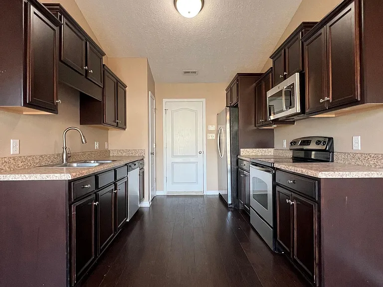 704 Radiant Dr — Photo 7