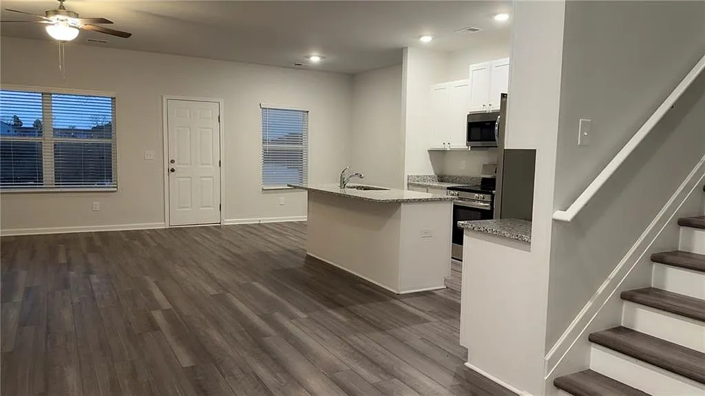 3 bed, 2.5 bath, 1664 sqft, $1,800 — Photo 3