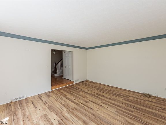 5th image of 33403 Cromwell Dr
