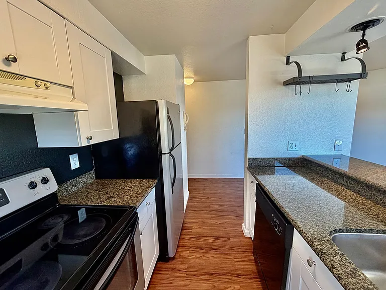 Welcome to Oslo Apartments, Ballard's hidden gem. — Photo 4
