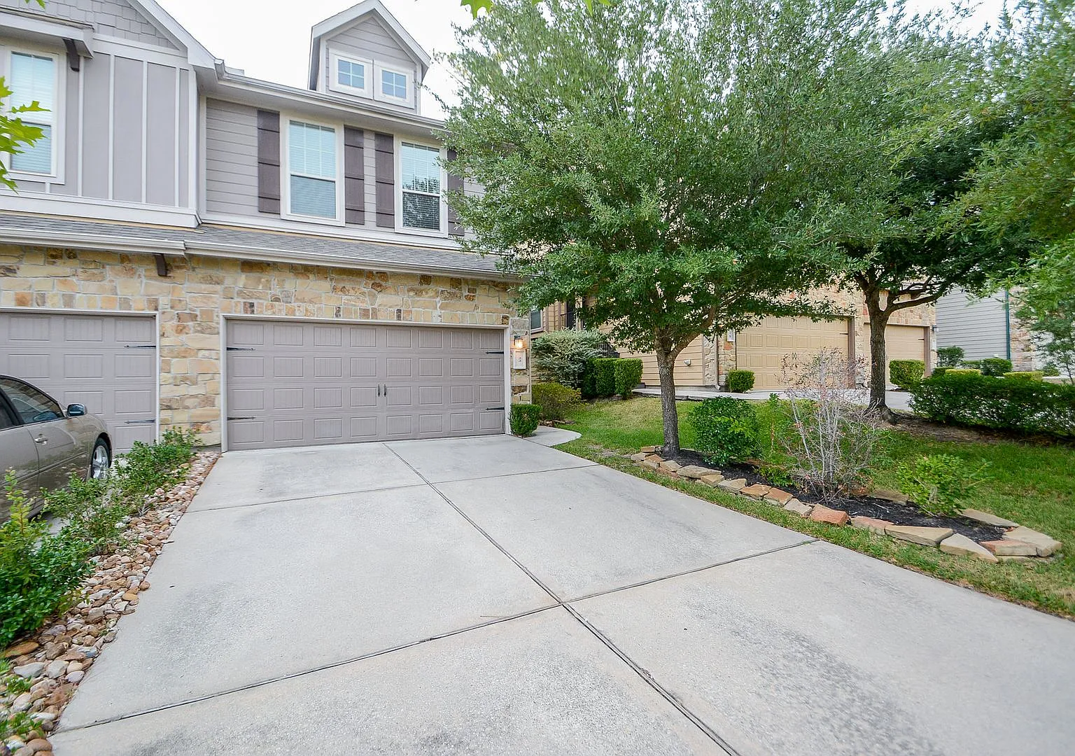 Beautifully Upgraded 3 Bedroom Townhome in The Woodlands Sterling Ridge — Photo 1