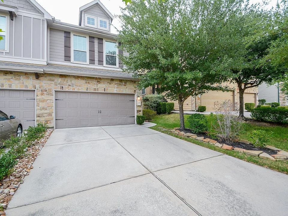 22 Cheswood Manor Dr