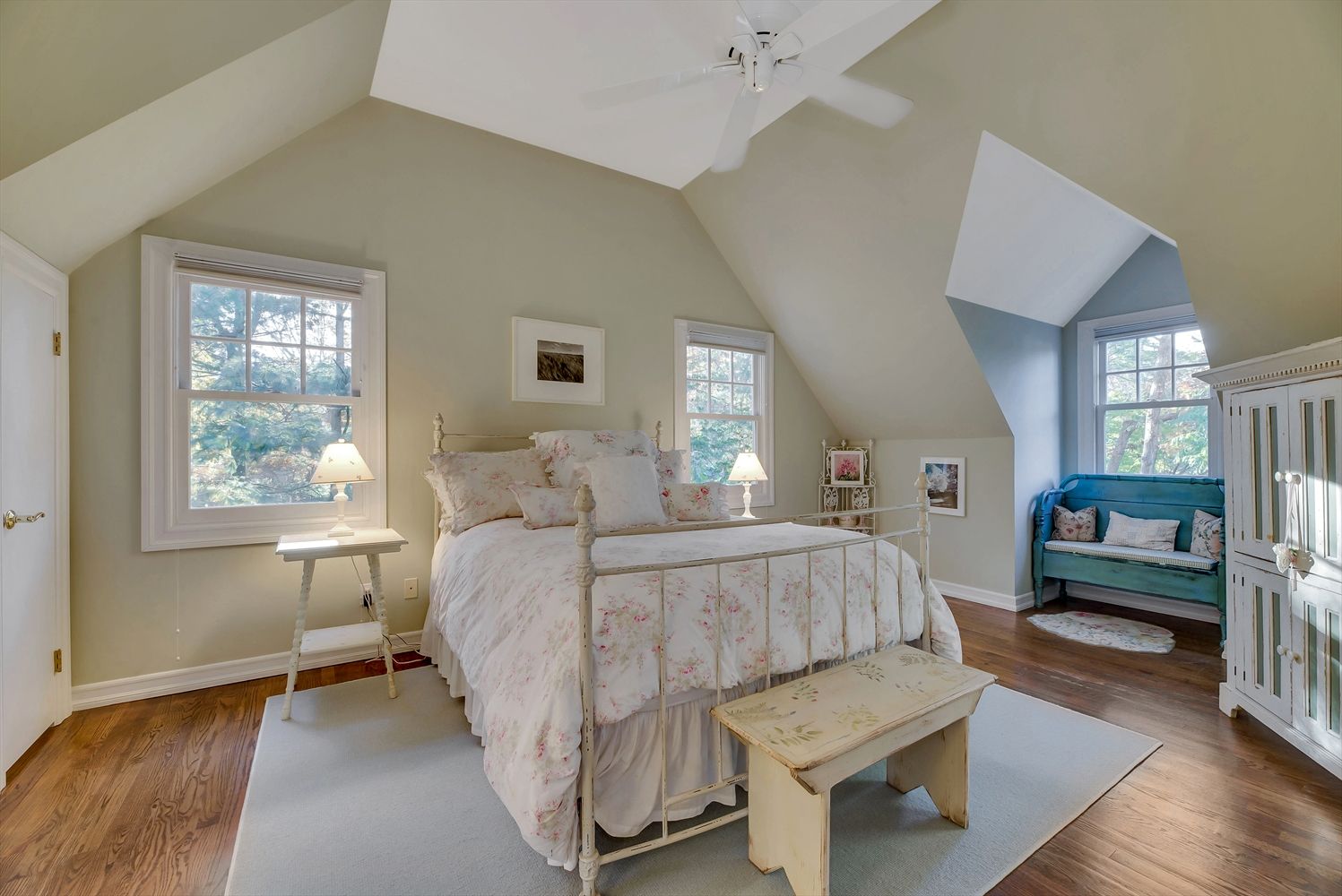 MASTER BEDROOM WITH HIGH CEILINGS AND NATURAL LIGHT- ACTUAL.