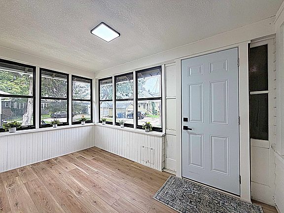 2nd image of 811 Randall Pl
