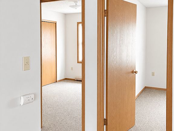 5th image of 403 Iowa St #16050534