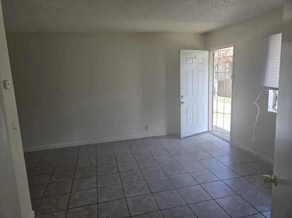 1855 E Devonshire Ave, Hemet, CA