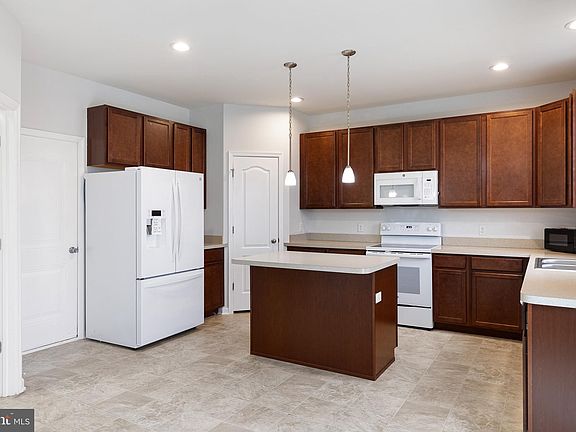 5th image of 413 Janets Way