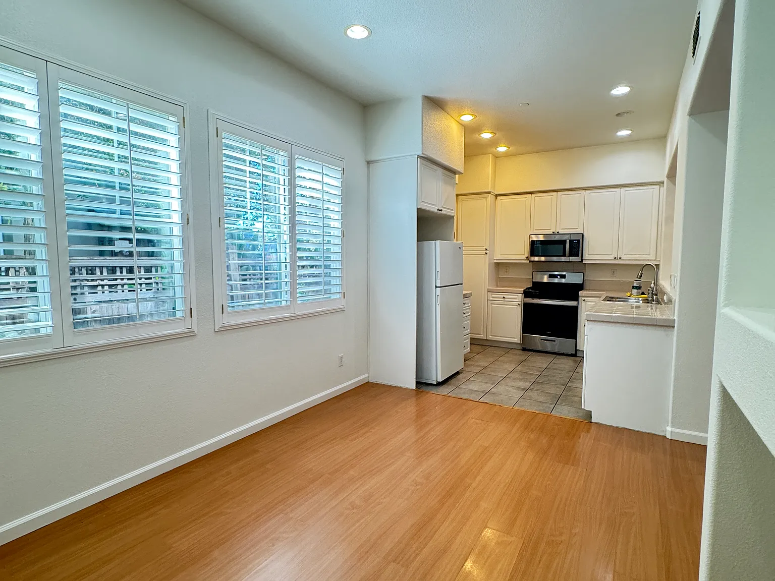 3 bed, 2.5 bath, 1369 sqft, $4,000 — Photo 4