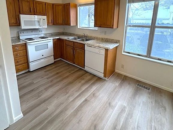 5th image of 4104 S Eastern Park Ln