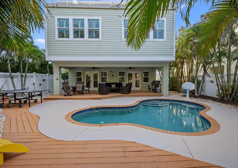 1st image of 704 Gladiolus St