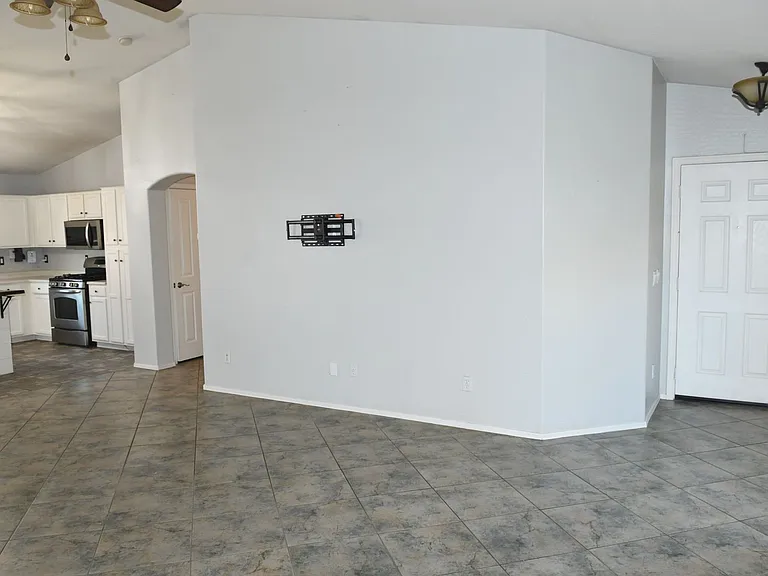13950 W Maui Ln — Photo 3