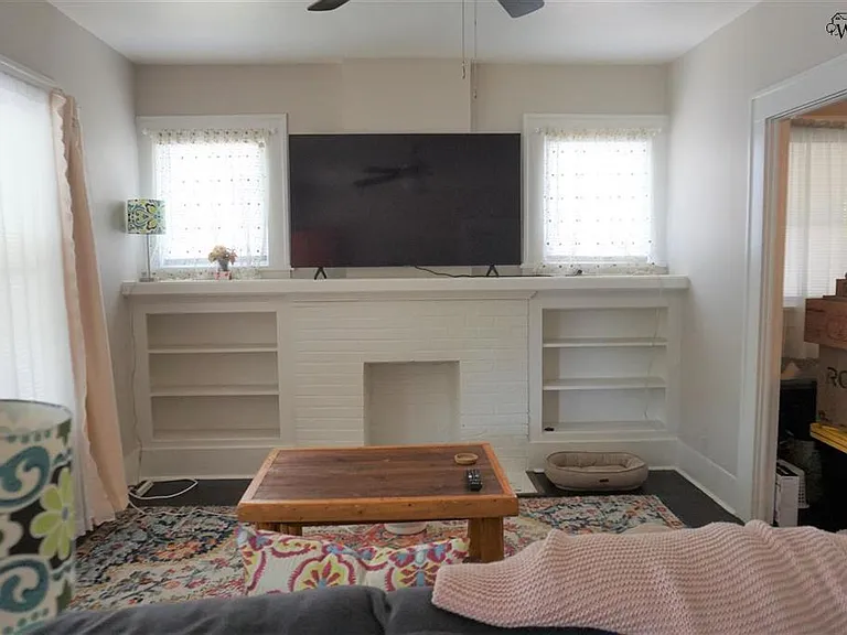 2130 Avenue J — Photo 2