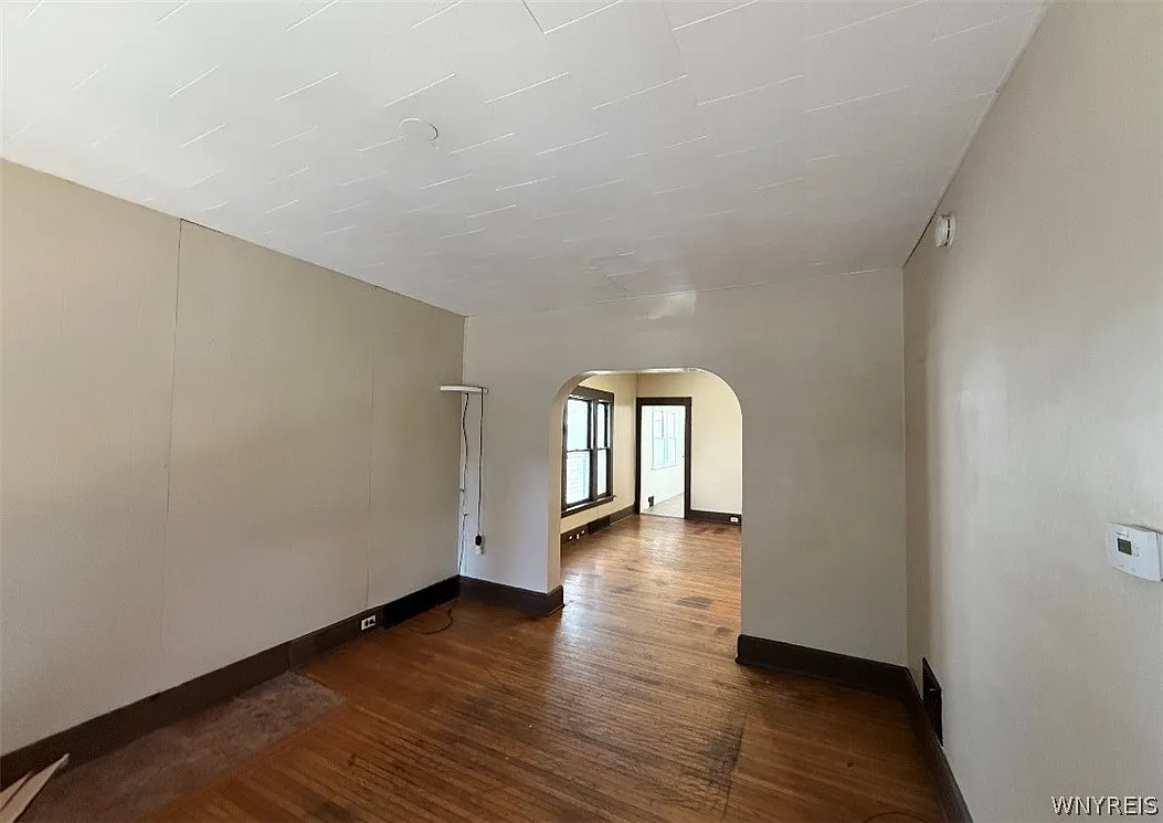 3 bed, 1.0 bath, 2362 sqft, $1,350 — Photo 4