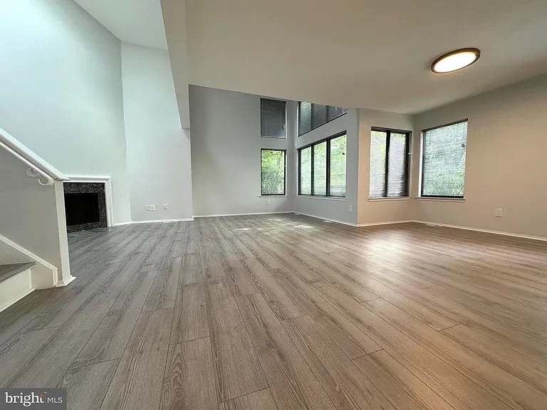 104 Sayre Dr — Photo 4