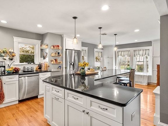 4th image of 35 Coolidge Ave