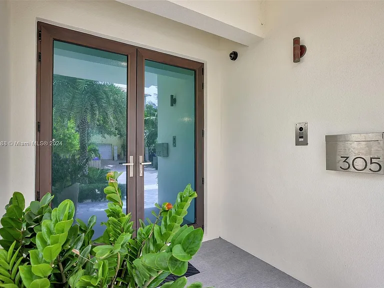 305 Oak St — Photo 22