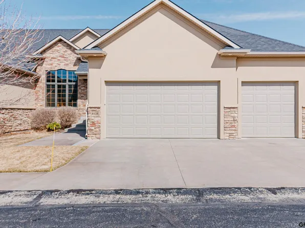 8928 Sandhills Ct, Lincoln, NE 68526
