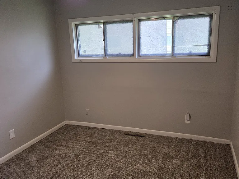 2433 Century Dr — Photo 6