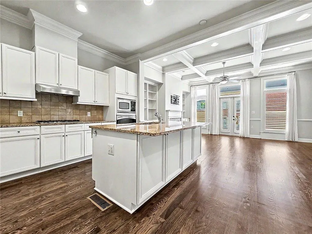 4 bed, 4.5 bath, 2500 sqft, $4,500 — Photo 4
