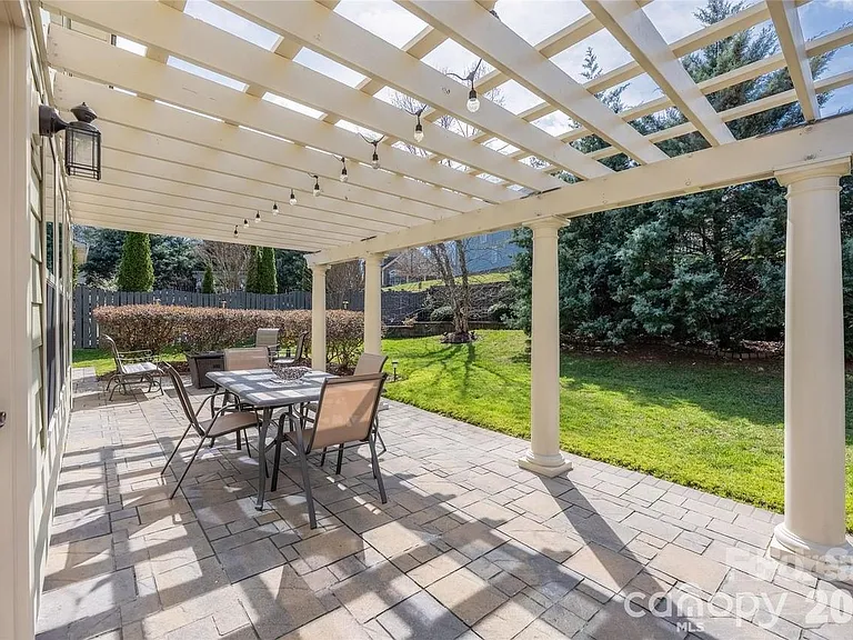 11422 Warfield Ave — Photo 11