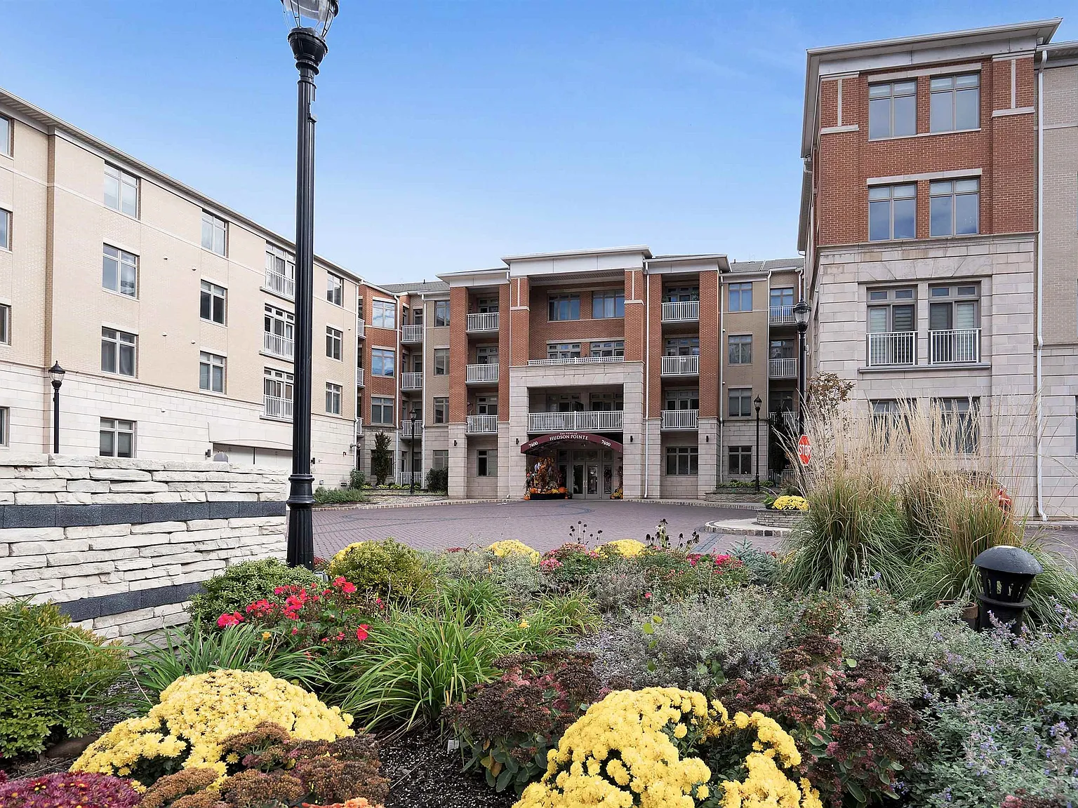 3 bed, 3.0 bath, $4,200 — Photo 2