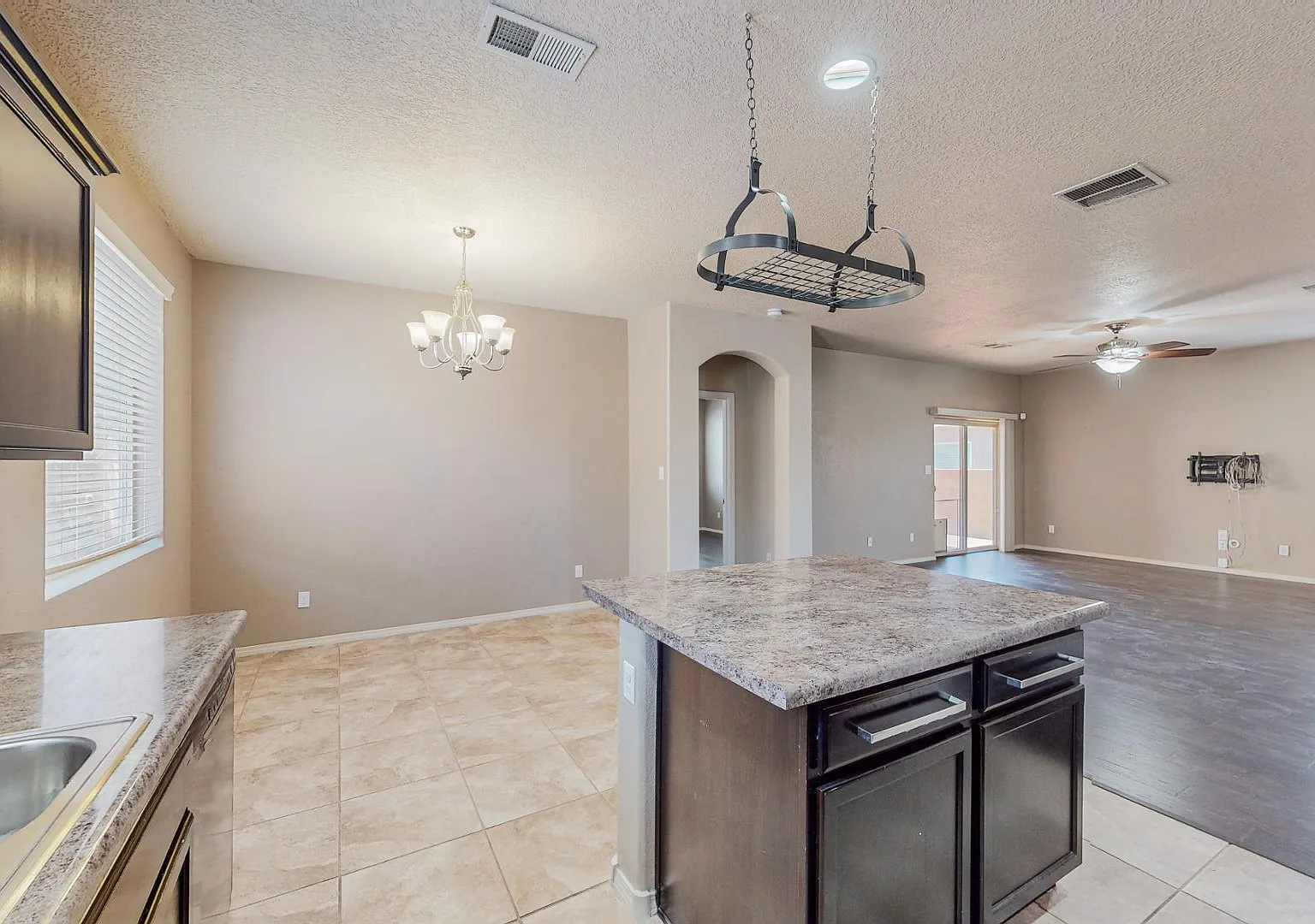 3 bed, 1589 sqft, $2,450 — Photo 4