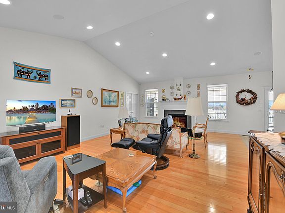 5th image of 988 Baywood Ave