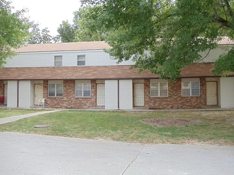 4522-4536 W Bellview Dr — Photo 2