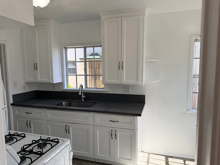 3516 S Victoria Ave — Photo 9