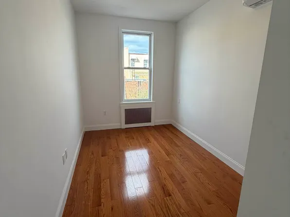 60-23 Gates Avenue image 4 of 6