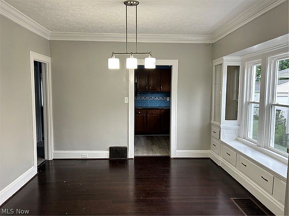 4th image of 16608 Glenpark Ave