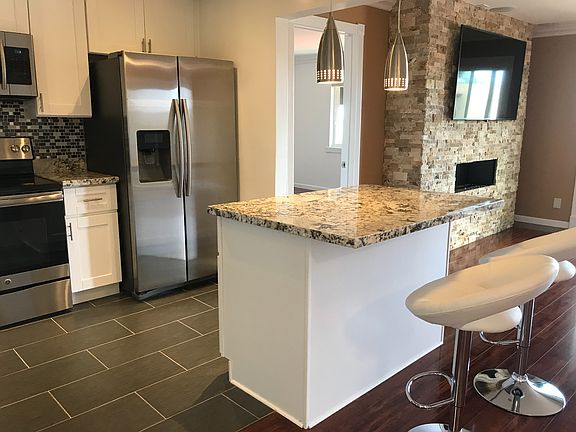 3rd image of 2530 Clairemont Dr Unit 205
