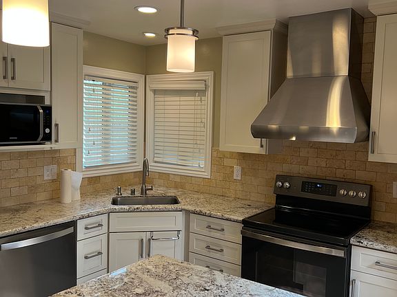 3rd image of 143 Highland Oaks Dr