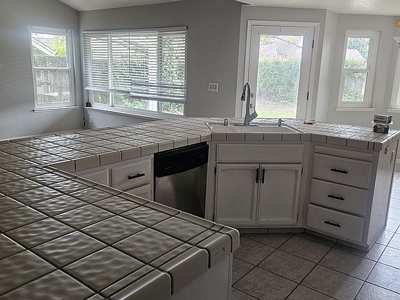 3rd image of 1442 Oak Grove Dr