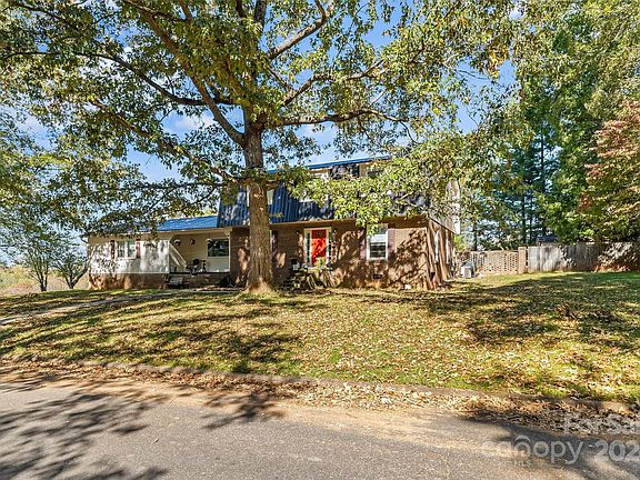 3rd image of 210 Woodside Dr