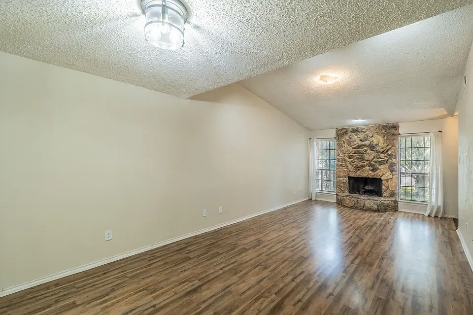 1515 Cherrycrest Ln — Photo 4