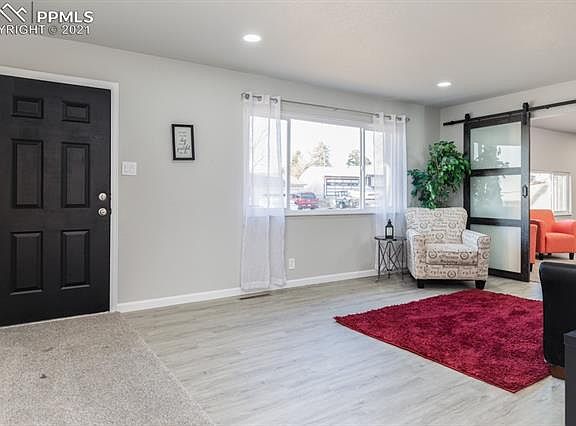 4th image of 2 Meadowbrook Dr
