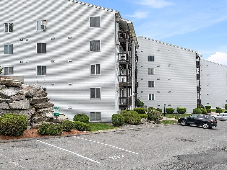 11 Gibbs St #I — Photo 14