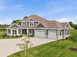 111 Sycamore Ct, Hartland, WI 53029