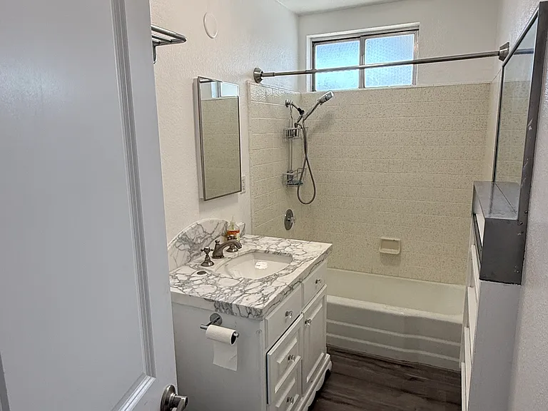 564 N Citrus St — Photo 10