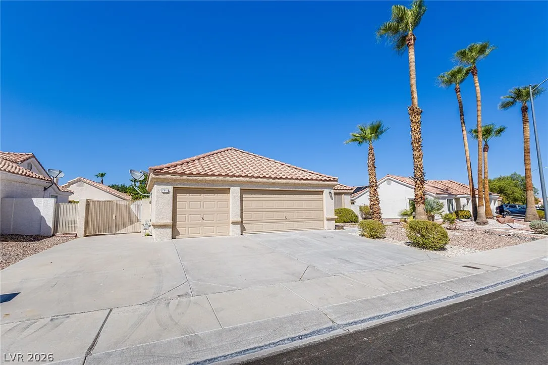 3 bed, 2.0 bath, 1829 sqft, $2,300 — Photo 2