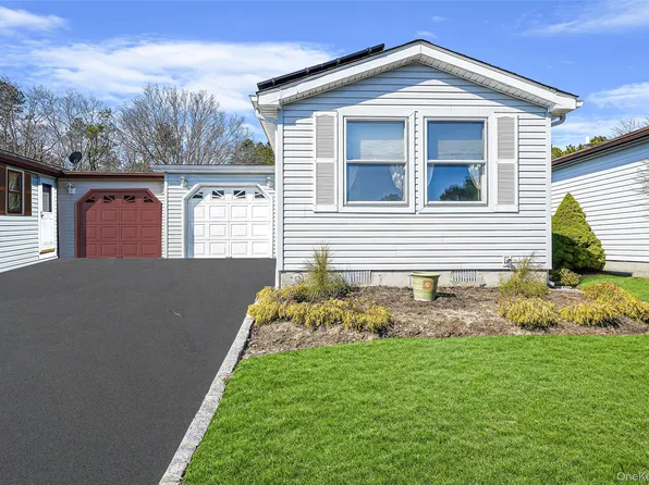 91 Village Circle W, Manorville, NY 11949