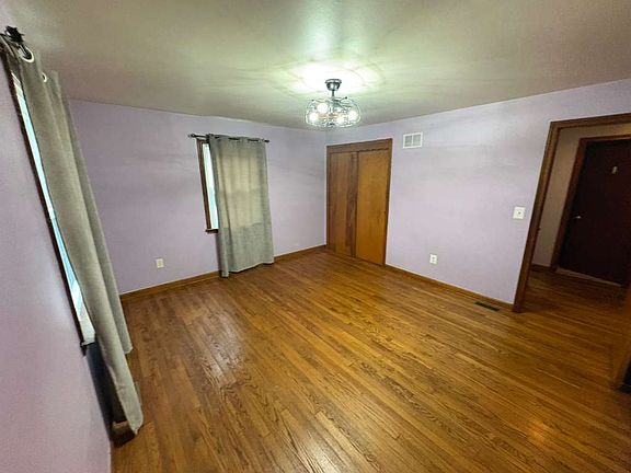 4th image of 579 E Woodbridge Ave #1