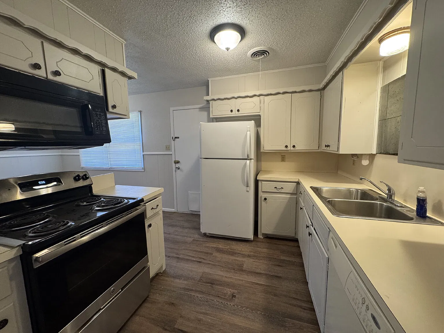 2 bed, 1.5 bath, 1165 sqft, $1,095 — Photo 3