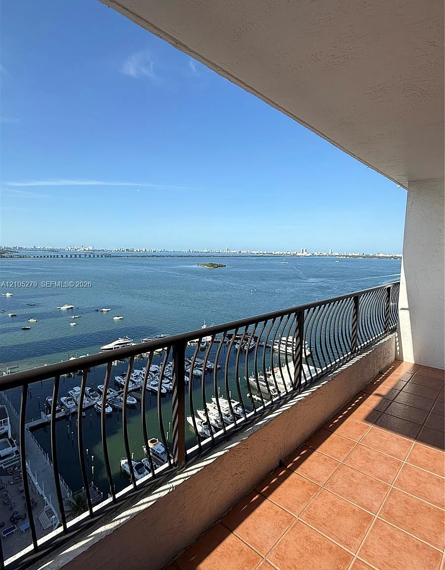 Venetia Condo — Photo 1
